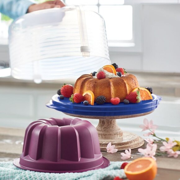 🆕 Tupperware Silicone Bundt cake form New - Picture 1 of 1